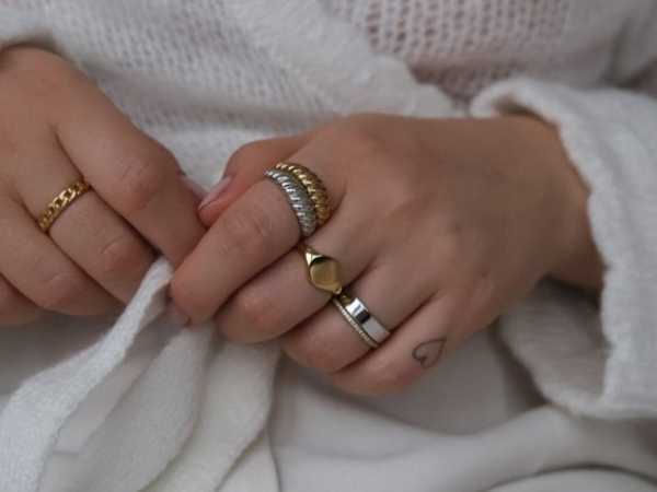 wearing gold and silver ring together